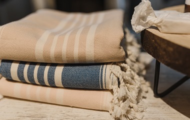 What are the advantages and disadvantages of woven fabrics