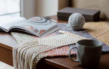 What is the difference between knitted and woven fabrics?(1)