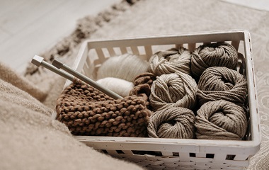 What are the advantages and disadvantages of knitted fabrics?